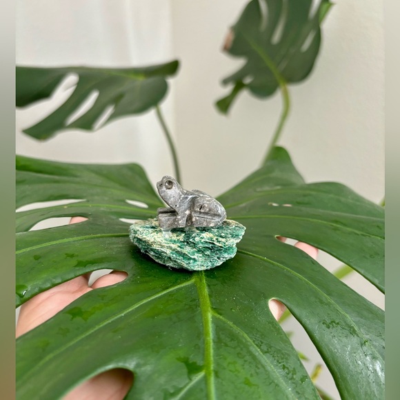 Frog Carving on Fuchsite - Picture 2 of 3